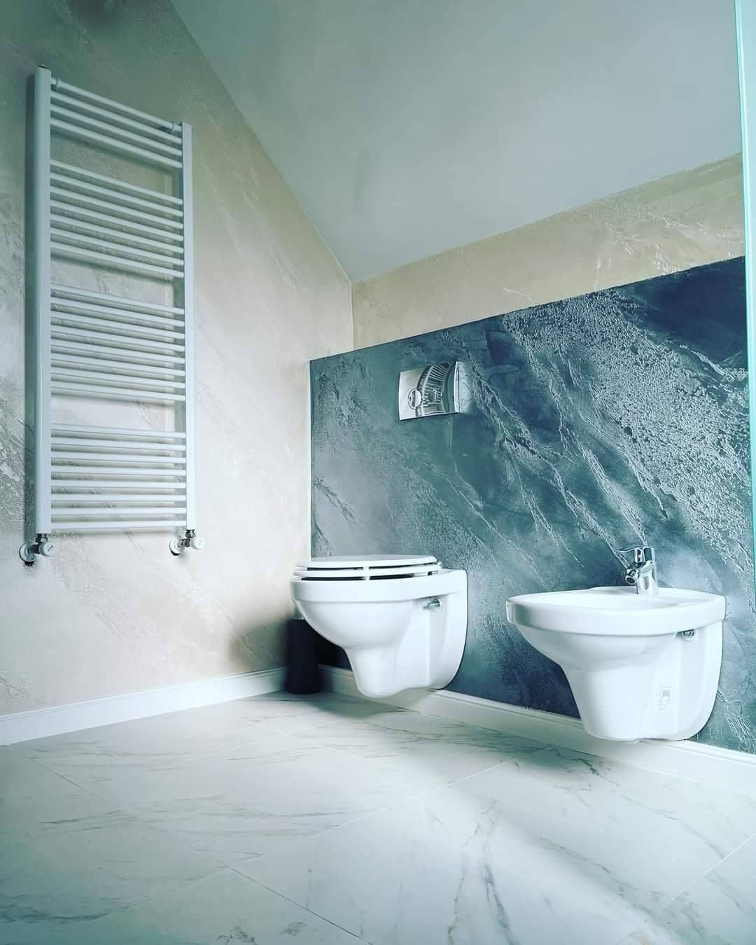 Modern gestaltetes Badezimmer